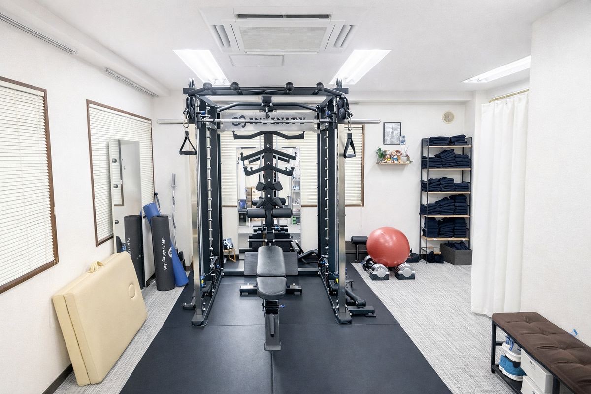 RIXISの完全個室トレーニングルーム。マシン、ダンベル、レンタルウェアの棚